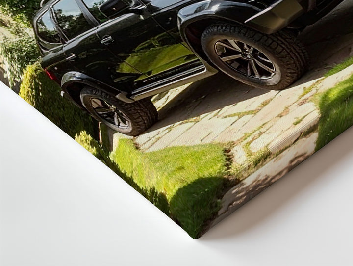 Land Rover Discovery Canvas – Rugged Luxury SUV in Garden Estate Setting - Gifitto